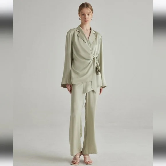 Silk Madison 100% genuine silk sage green pant suit | top and blazer - Picture 11 of 14